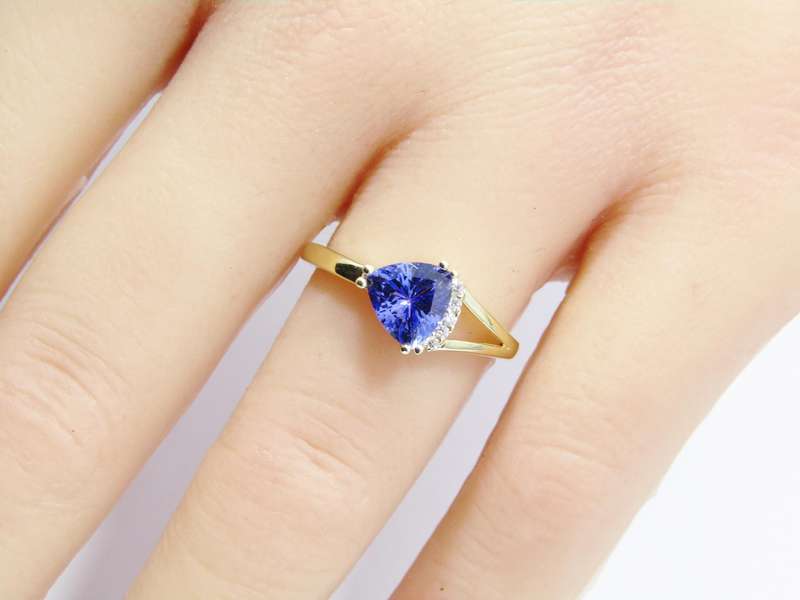 Stunning! 9ct Gold, 1.2CT Tanzanite & Diamond Ring