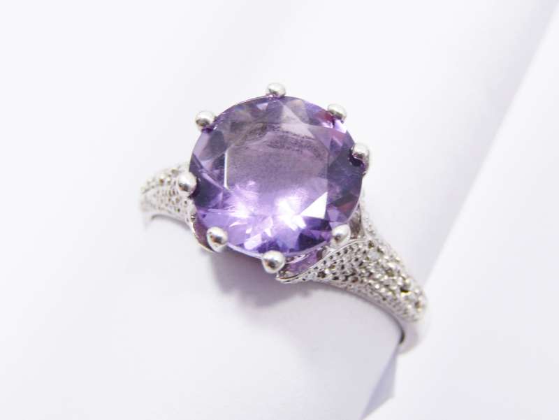 A Stunning Amethyst Solitaire Ring in Sterling Silver.