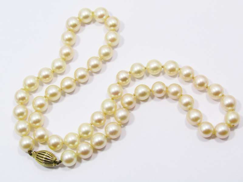 Exquisite! Vintage Pearl Necklace with Gold Clasp