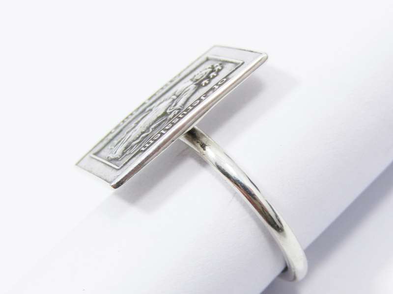 A Very Pretty Madonna Ring in Sterling Silver.