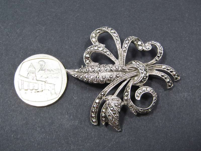 A Gorgeous Large Vintage Marcasite brooch in Sterling Silver.