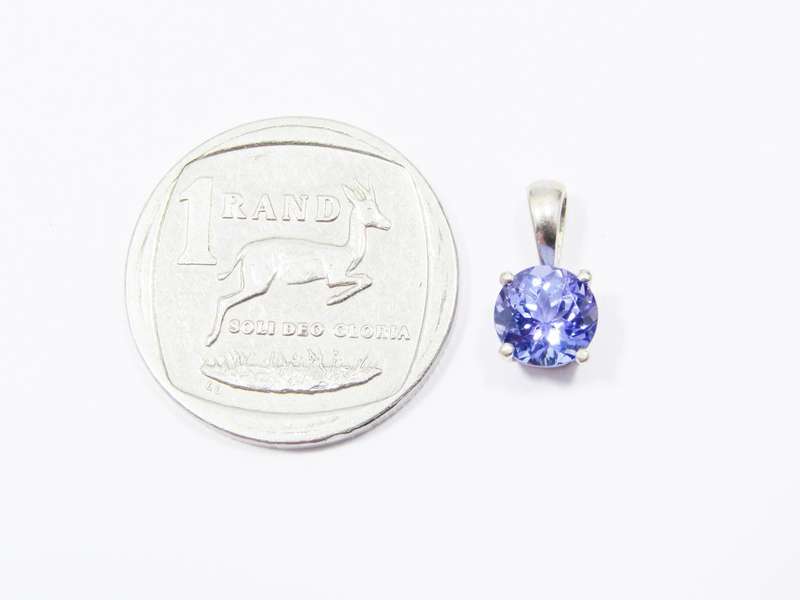 Lovely 18ct White Gold & Tanzanite Pendant