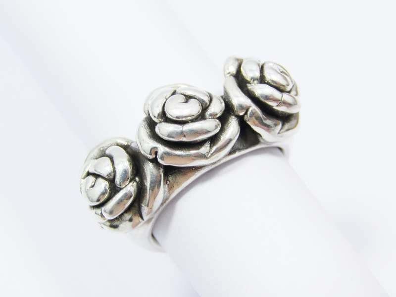 A Stunning Hollow Design Flower Ring in Sterling Silver.