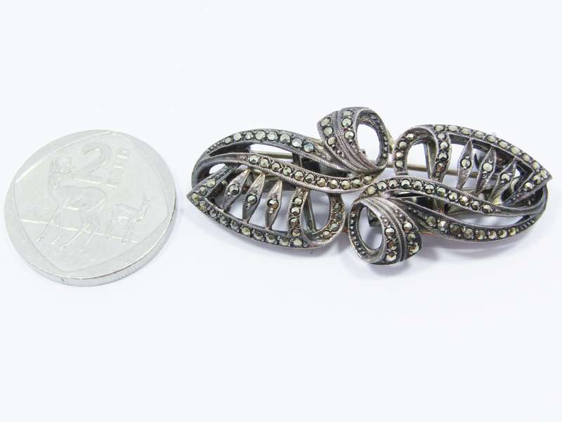 A Lovely Pair of Collar Clips or Convert into a  Vintage Brooch in Sterling Silver