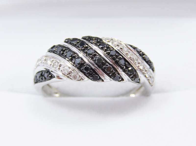 Stunning! 14CT White Gold with Black & White Diamonds Ring