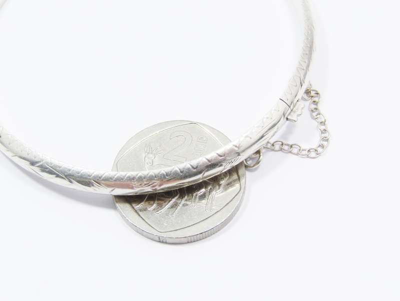 A  Very Pretty Vintage Design Engraved Hinged Bangle in Sterling Silver