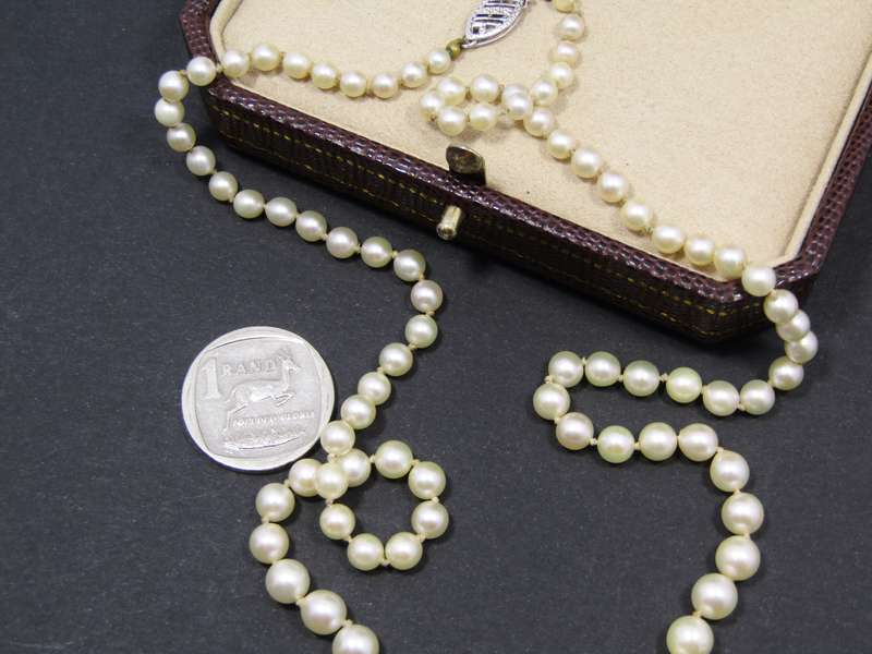 Beautiful Vintage Graduated Pearl Necklace with 14K Clasp