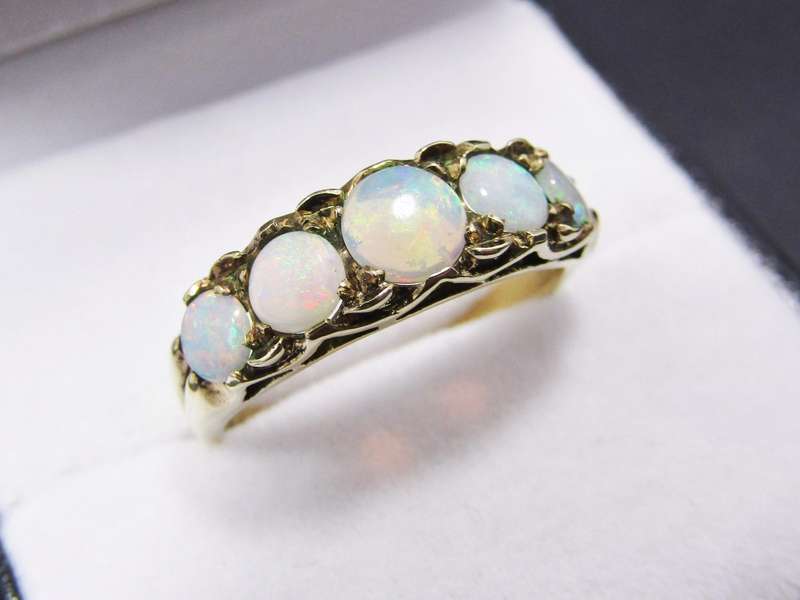 Antique Style 9CT Gold & Graduated Opal Ring