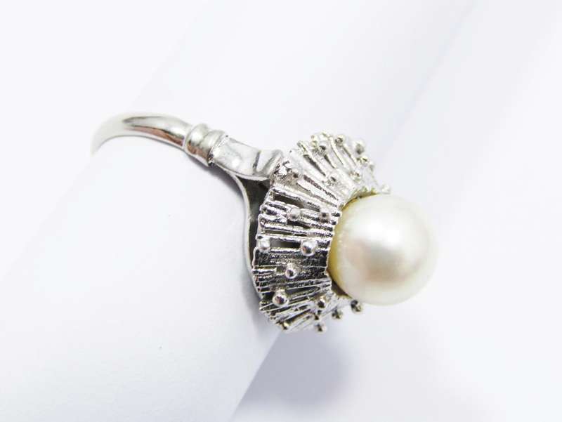 A Beautiful Vintage Design Ring Set with a Cultured Pearl in Sterling Silver.