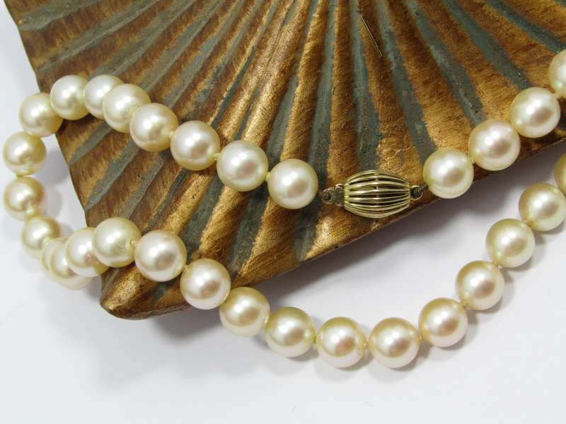 Exquisite! Vintage Pearl Necklace with Gold Clasp