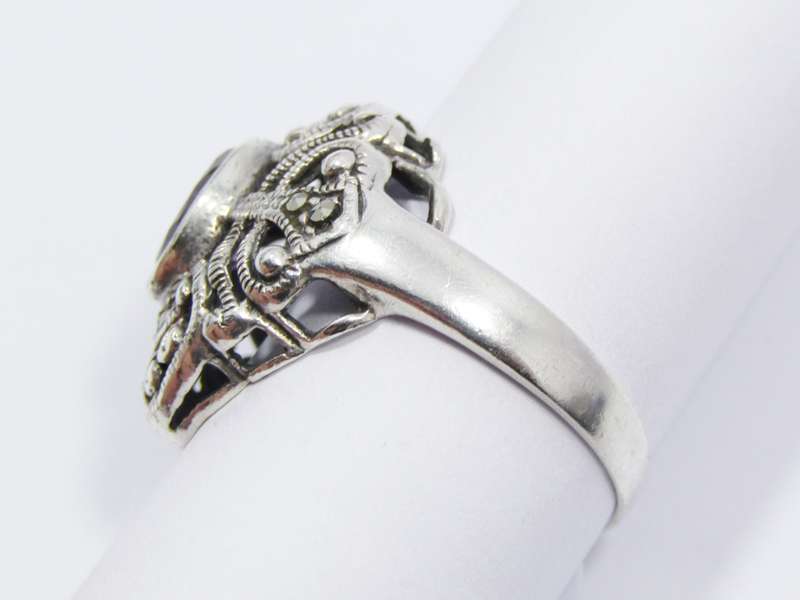 A Beautiful Chunky Vintage Design Amethyst Ring in Sterling Silver.