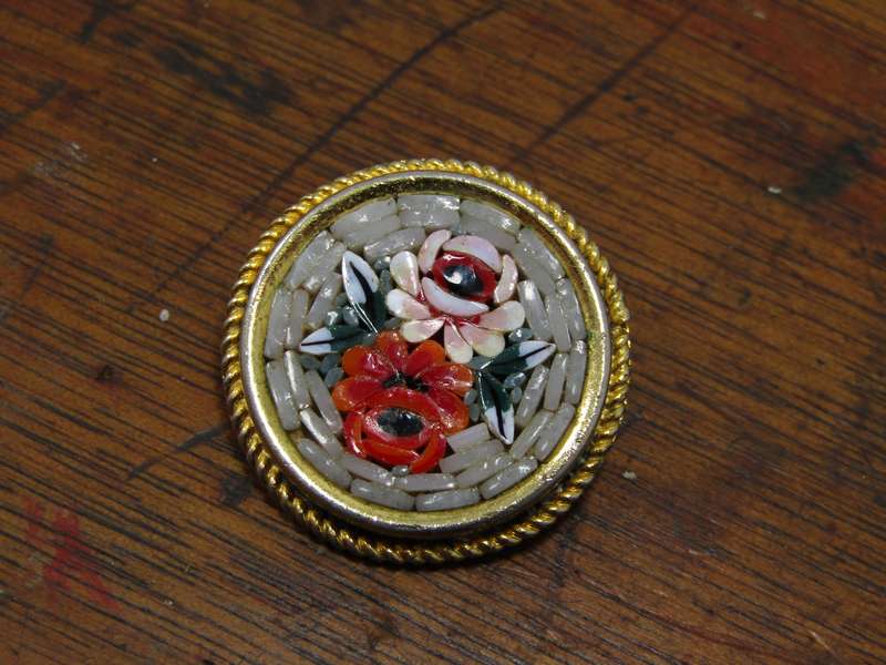 A Gorgeous gold Tone  Micro Mosaic brooch  R795     A Gorgeous gold Tone  Micro Mosaic brooch
