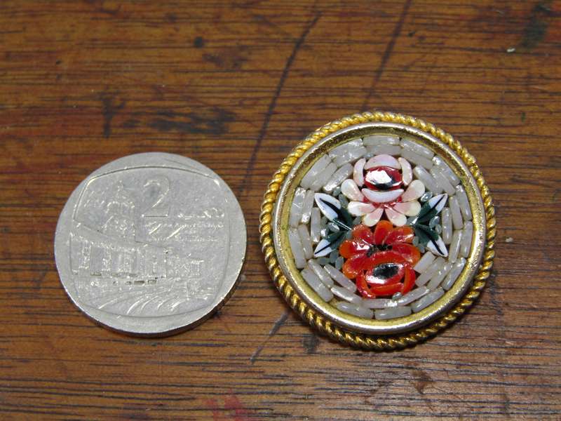 A Gorgeous gold Tone  Micro Mosaic brooch  R795     A Gorgeous gold Tone  Micro Mosaic brooch