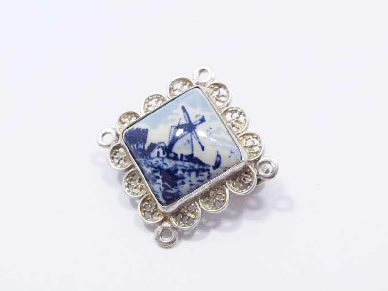 Lovely Dainty Delft Brooch in Silver