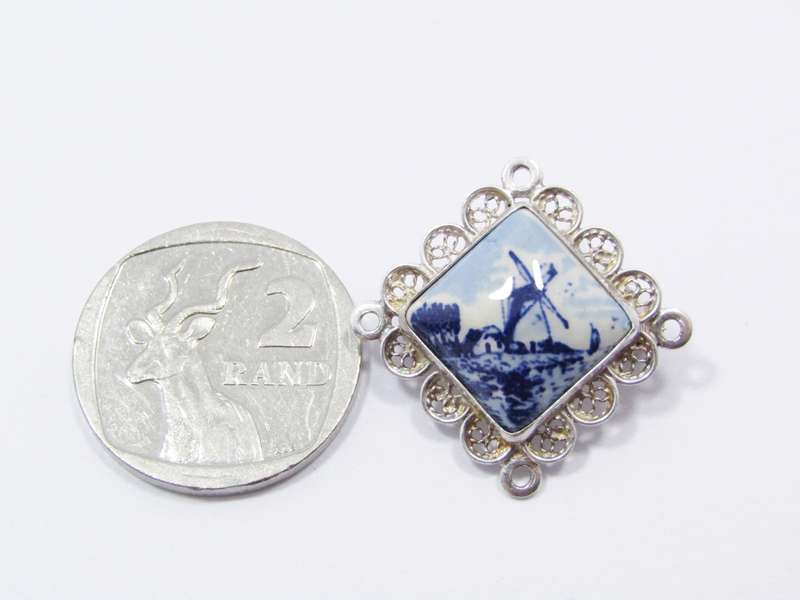 Lovely Dainty Delft Brooch in Silver