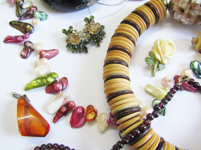 Lovely Costume Jewellery Lot in Good Condition