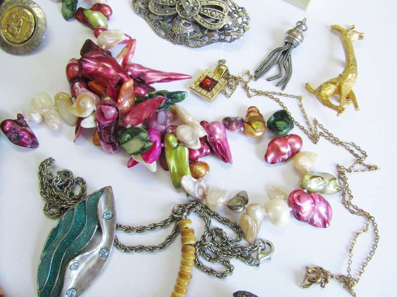 Lovely Costume Jewellery Lot in Good Condition