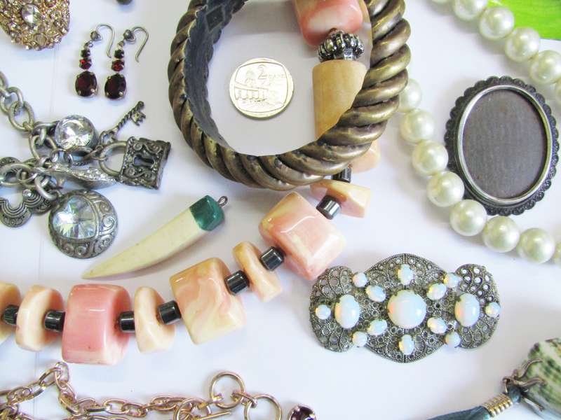 Lovely Costume Jewellery Lot in Good Condition