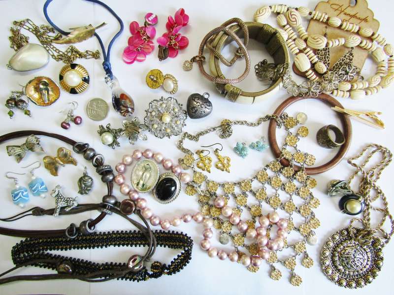Lovely Costume Jewellery Lot in Good Condition
