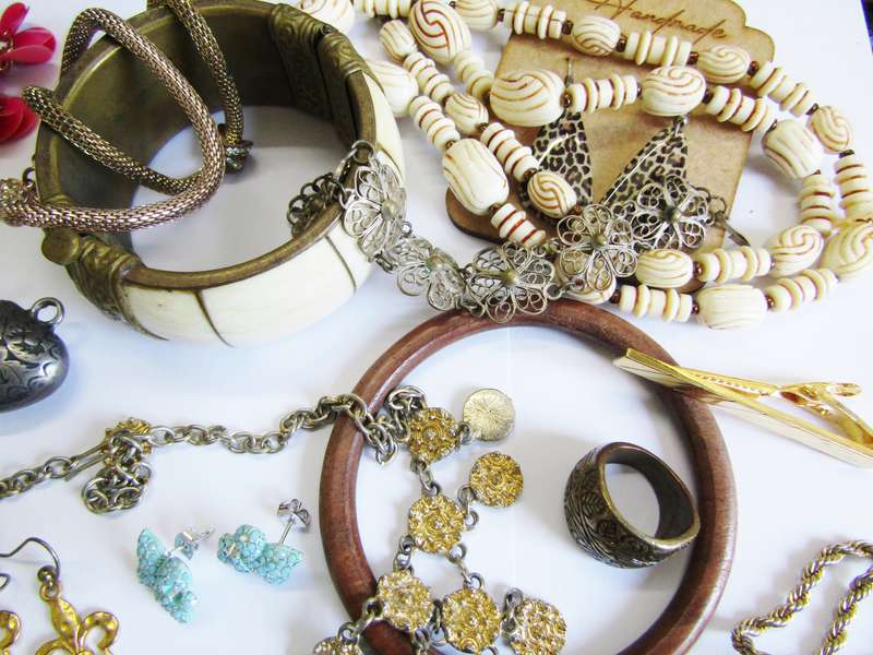Lovely Costume Jewellery Lot in Good Condition