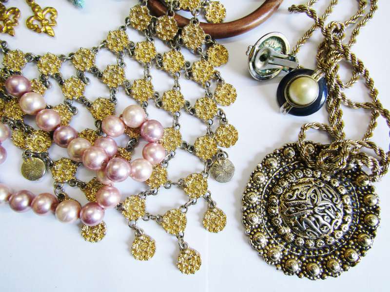 Lovely Costume Jewellery Lot in Good Condition
