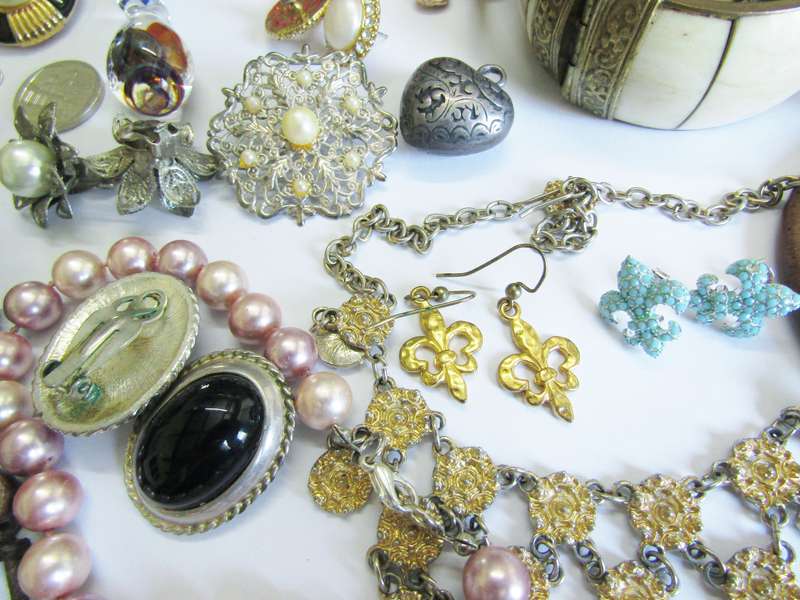 Lovely Costume Jewellery Lot in Good Condition