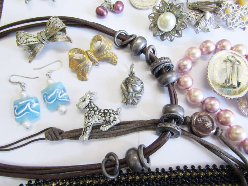 Lovely Costume Jewellery Lot in Good Condition