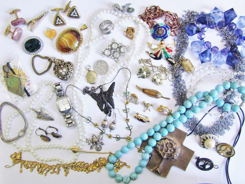 Lovely Costume Jewellery Lot in Good Condition