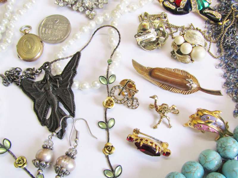 Lovely Costume Jewellery Lot in Good Condition