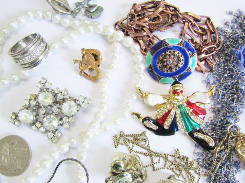 Lovely Costume Jewellery Lot in Good Condition