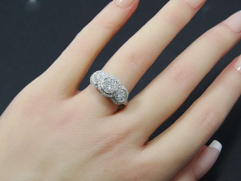 Exquisite! 18CT White Gold & 1CTW Diamond Ring