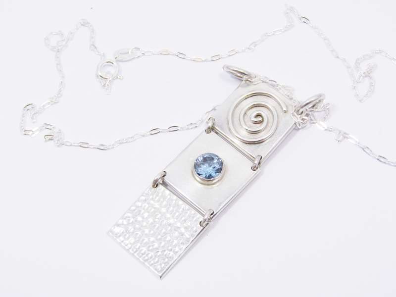 A Lovely 3 Paneled Blue Spinal Pendant on Chain in Sterling Silver.