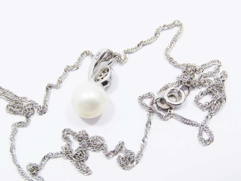 Lovely 9CT White Gold, Pearl & Diamond Pendant on Chain