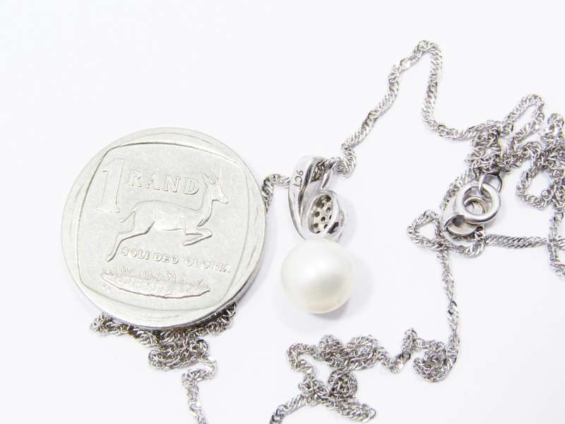 Lovely 9CT White Gold, Pearl & Diamond Pendant on Chain