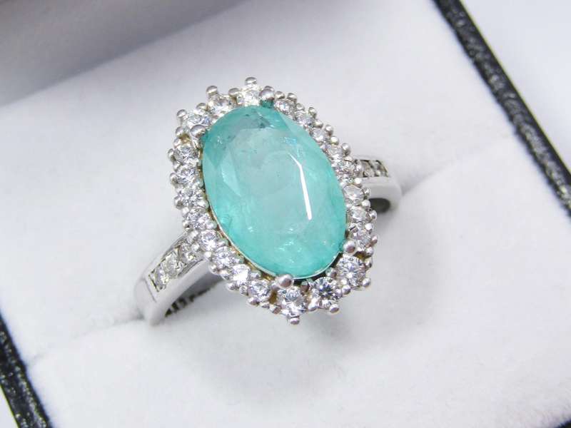 Beautiful Sterling Silver Ring with a Soude Emerald