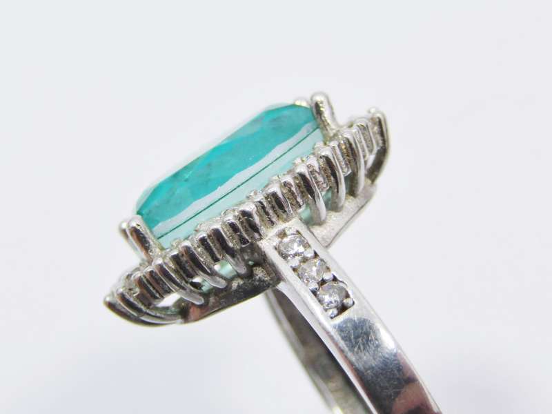 Beautiful Sterling Silver Ring with a Soude Emerald