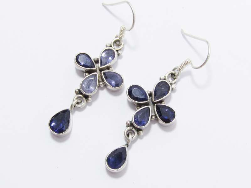 A Beautiful Pair of Amethyst Dangling Earrings in Sterling Silver.