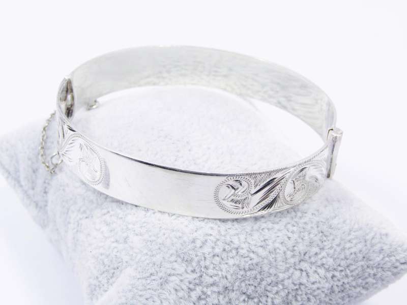 A Gorgeous Weighty Vintage Design Engraved Hinged Bangle in Sterling Silver.