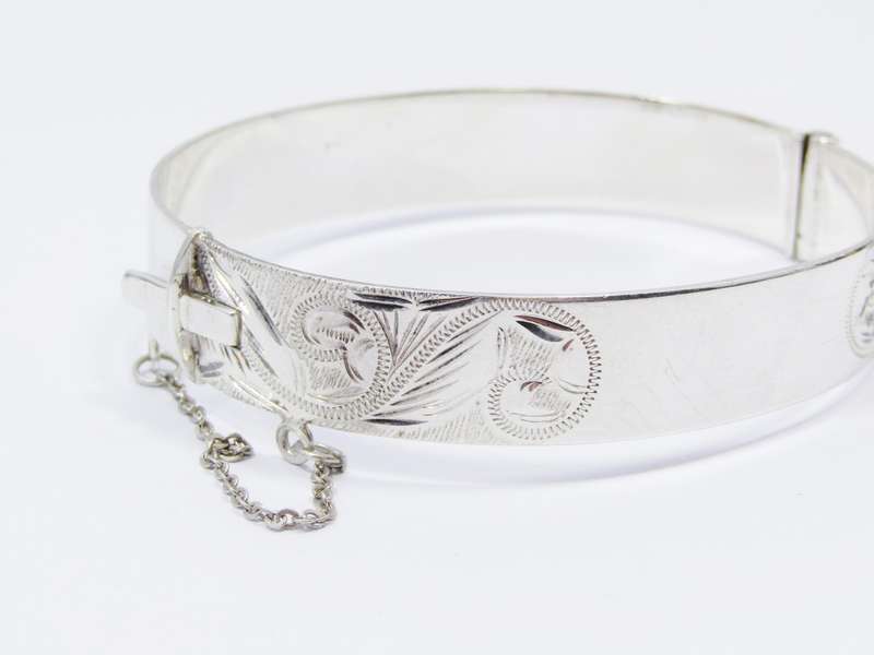 A Gorgeous Weighty Vintage Design Engraved Hinged Bangle in Sterling Silver.