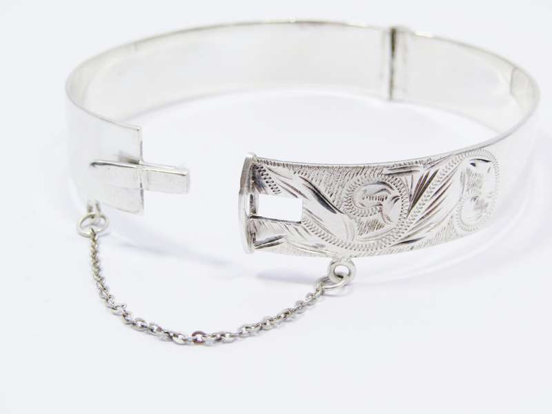 A Gorgeous Weighty Vintage Design Engraved Hinged Bangle in Sterling Silver.