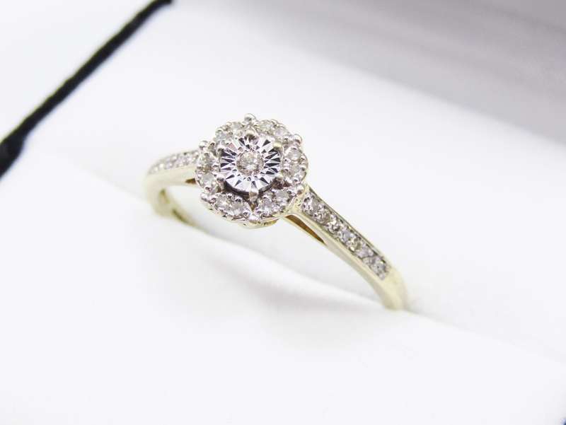 Lovely Classic 9CT Gold Cluster Style Diamond Ring