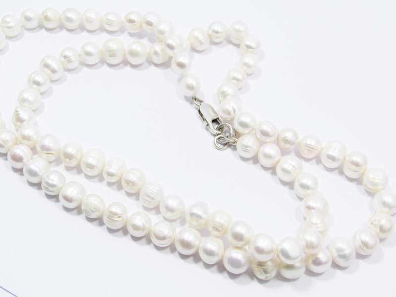 A Beautiful String of Fresh Water Pearl Necklace With a Sterling Silver Clasp. R2050 