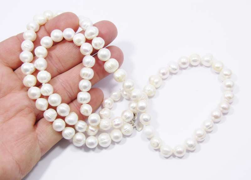 A Beautiful String of Fresh Water Pearl Necklace With a Sterling Silver Clasp. R2050 