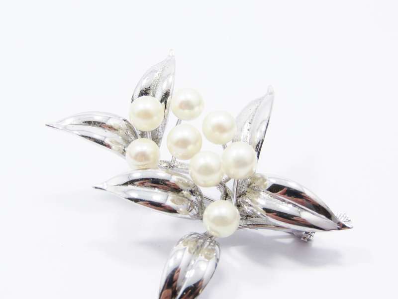A Really Beautiful Akoya Pearl Brooch in Sterling Silver