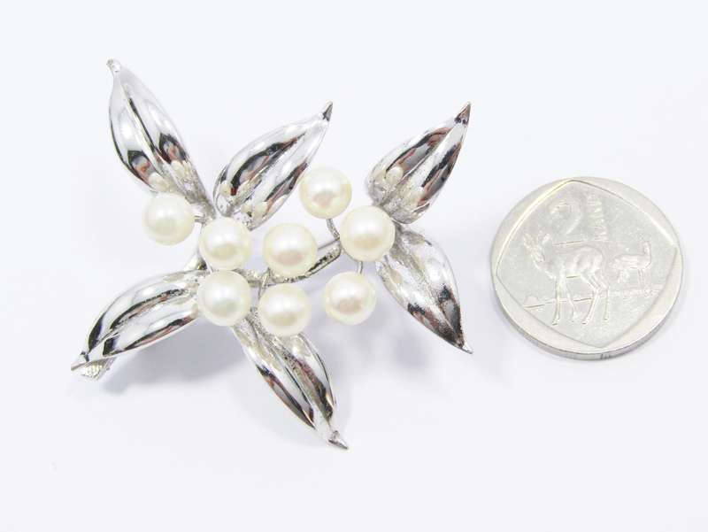A Really Beautiful Akoya Pearl Brooch in Sterling Silver