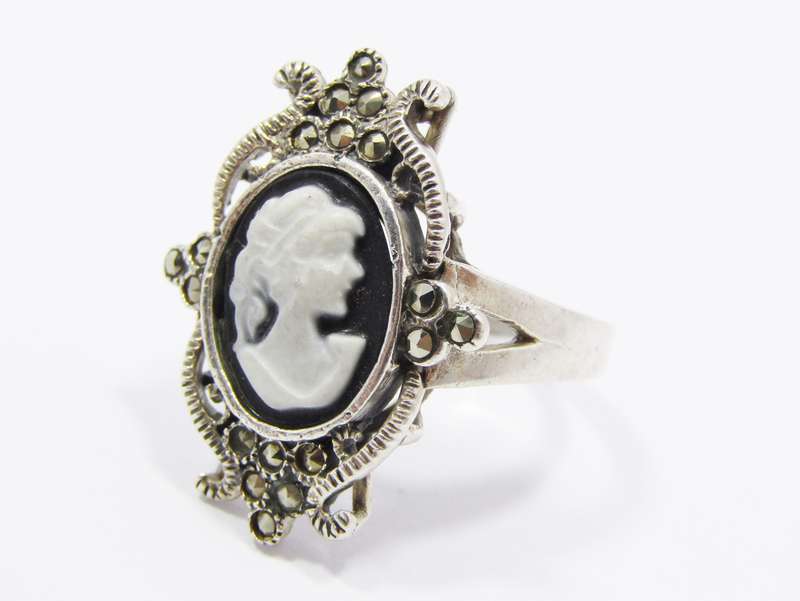 A Stunning Vintage Design Acrylic Cameo Cameo Ring in Sterling Silver.