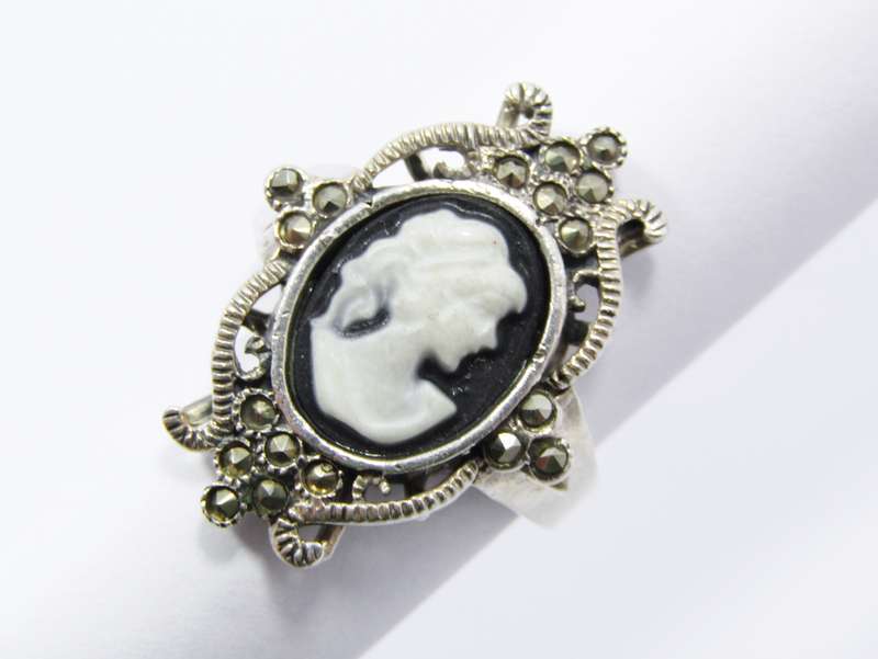 A Stunning Vintage Design Acrylic Cameo Cameo Ring in Sterling Silver.