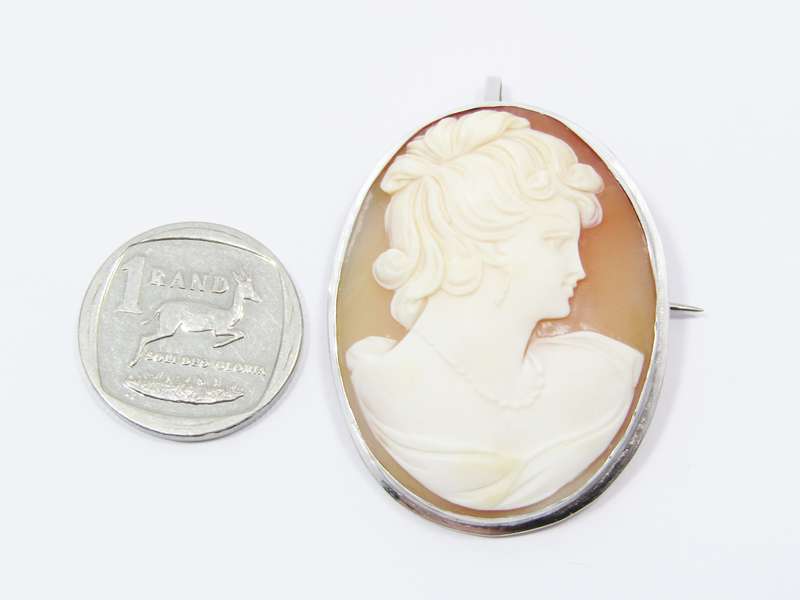 A Stunning Detailed Carved Cameo Pendant/ Brooch in 800 Silver