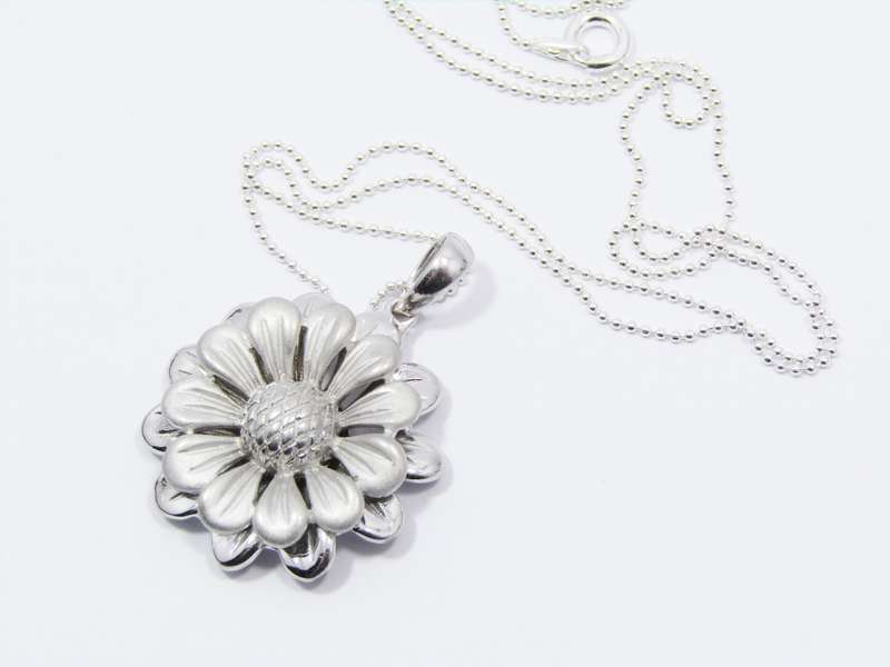 A stunning Detailed Daisy Pendant on Chain in Sterling Silver.