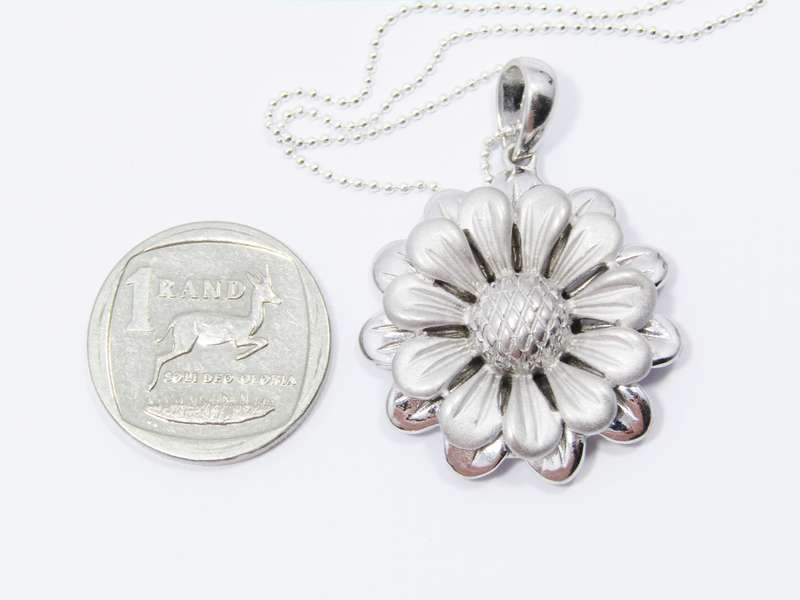 A stunning Detailed Daisy Pendant on Chain in Sterling Silver.